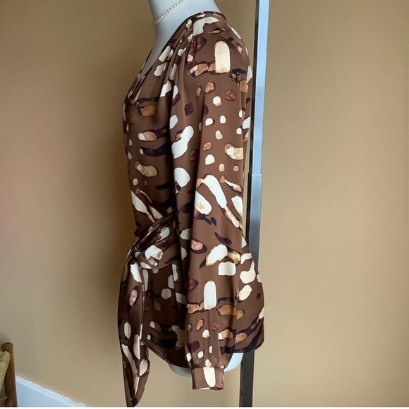 NWT JOSEPH RIBKOFF Satin Animal Print Belted Top Size 10 - Picture 3 of 13